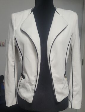 H&M Size 8 Fitted White Blazer With Black Piping